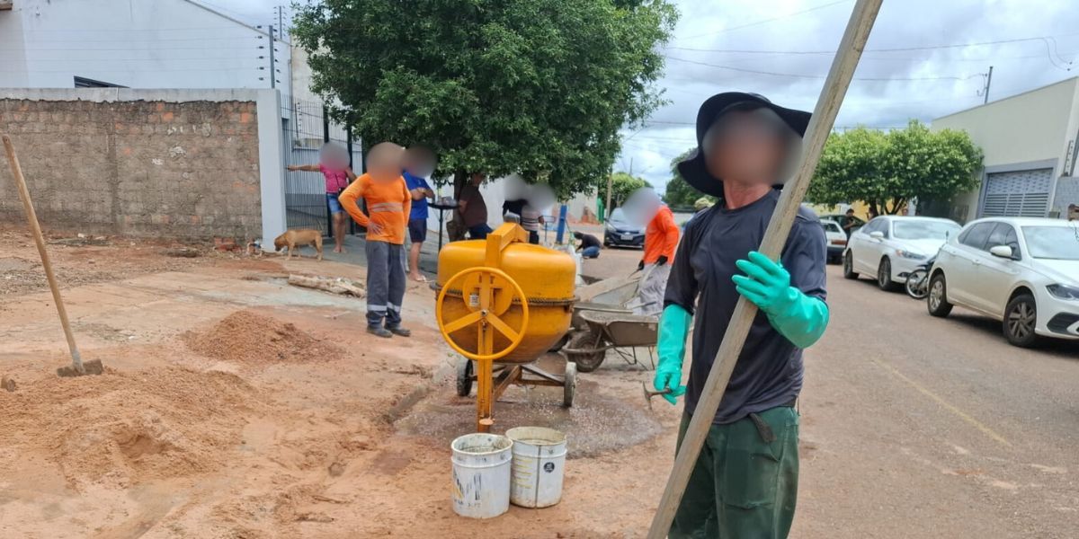 CODER É FLAGRADA FAZENDO OBRA PARTICULAR